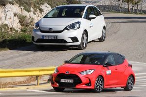Honda-Jazz-Hybrid-vs-Toyota-Yaris-Hybrid.jpg-900×600