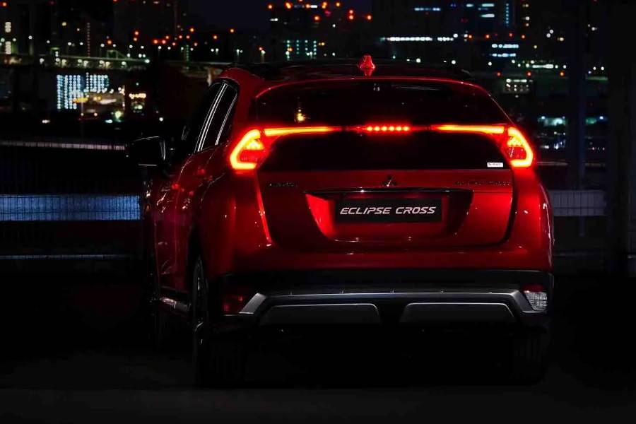 https://autogreeknews.gr/wp-content/uploads/2021/02/mitsubishi-eclipse-cross-rear-night.jpg