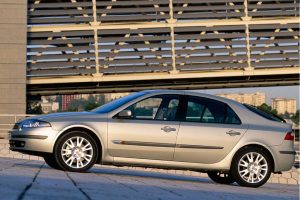renault_laguna_hatchback_25