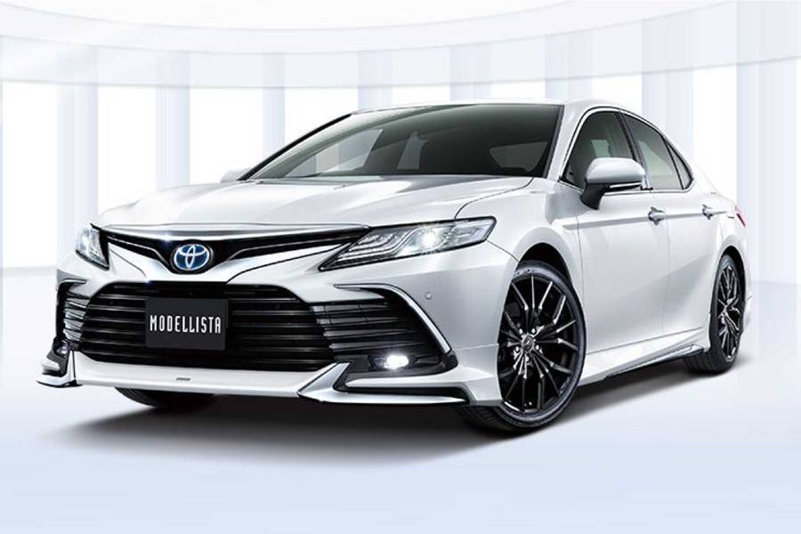 https://autogreeknews.gr/wp-content/uploads/2021/02/toyota-camry-modellista-three-quarters.jpg