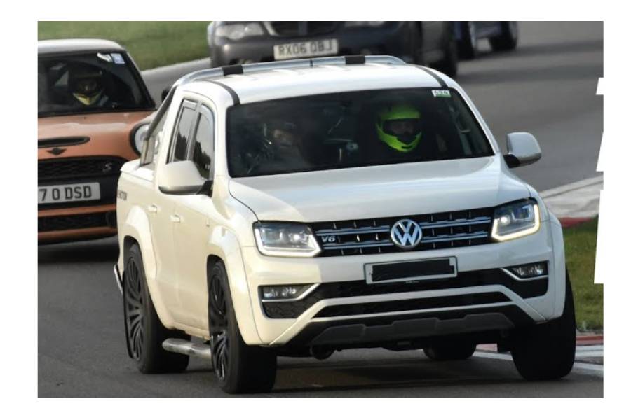 VW Amarok 400 ίππων «οργώνει» στην πίστα (+video)