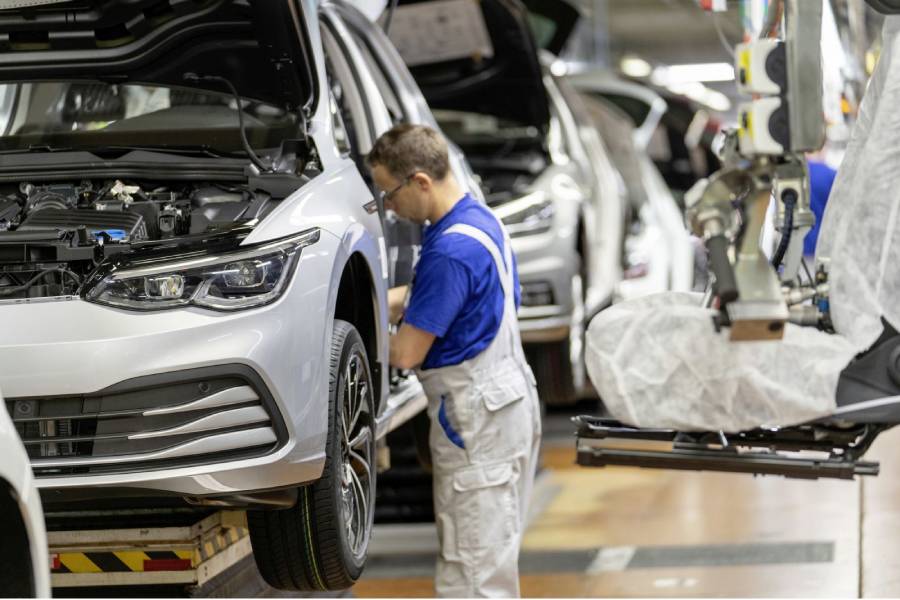 https://autogreeknews.gr/wp-content/uploads/2021/02/vw-wolfsburg-assembly-line-2.jpg