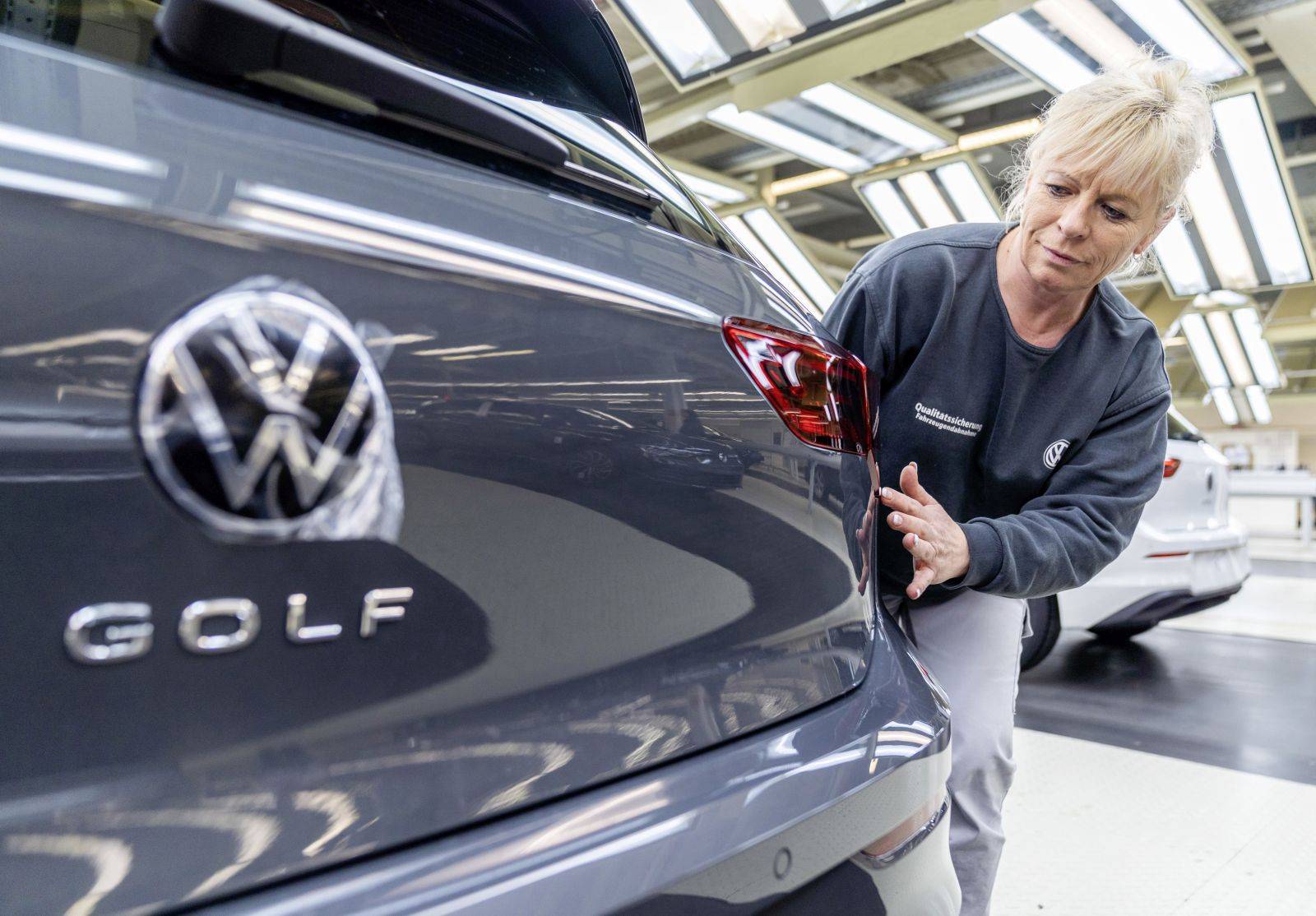 https://autogreeknews.gr/wp-content/uploads/2021/02/vw-wolfsburg-assembly-line-4.jpg