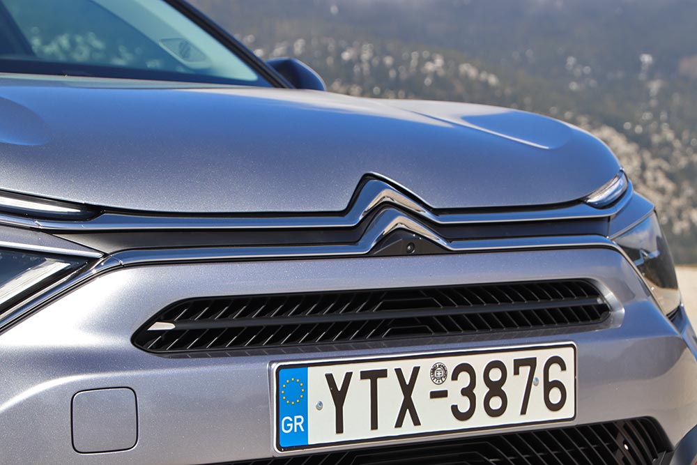 https://autogreeknews.gr/wp-content/uploads/2021/03/Citroen-C4-C-Cross-1.5-BlueHDi-11.jpg