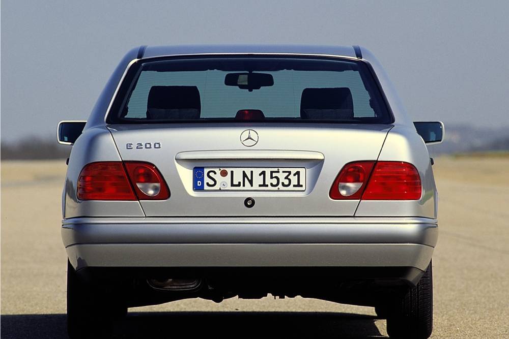 https://autogreeknews.gr/wp-content/uploads/2021/03/mercedes-benz_e_200_saloon_elegance_1-1.jpg