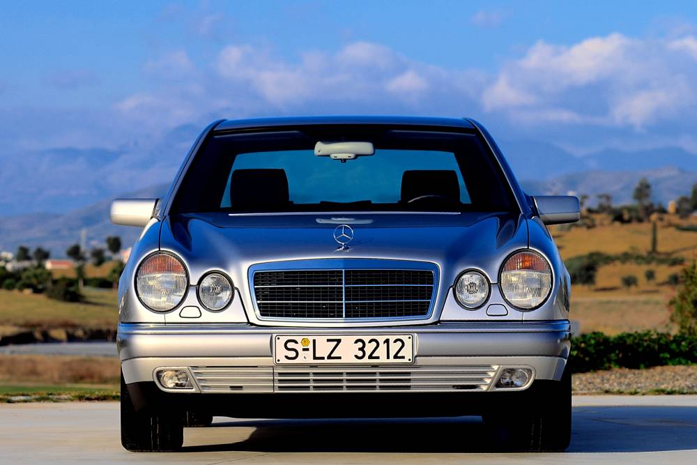 https://autogreeknews.gr/wp-content/uploads/2021/03/mercedes-benz_e_320_elegance.jpg