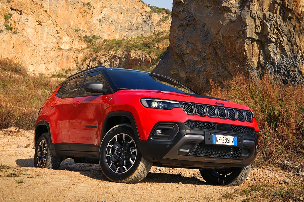 https://autogreeknews.gr/wp-content/uploads/2021/04/2.-New-Jeep®-Compass-Trailhawk-4xe.jpg