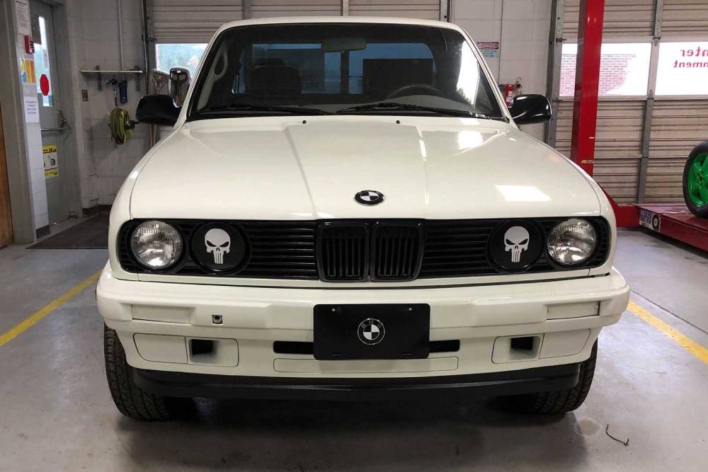 https://autogreeknews.gr/wp-content/uploads/2021/04/2001-toyota-tacoma-with-1987-bmw-325i-face-2.jpg
