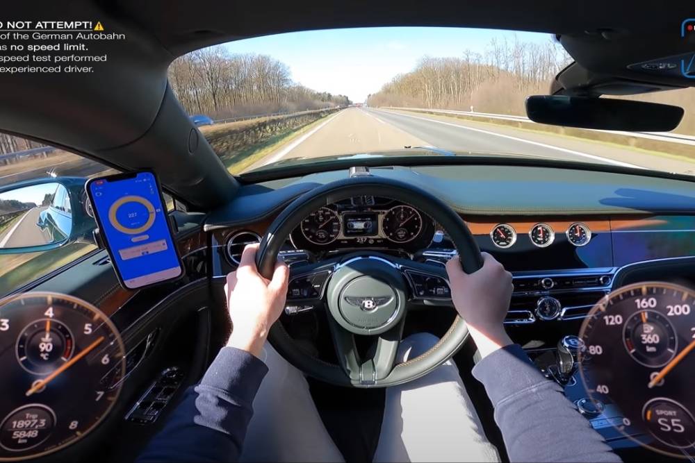https://autogreeknews.gr/wp-content/uploads/2021/04/bentley-flying-spur-v8-top-speed.jpg