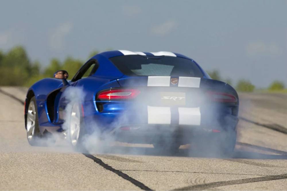 https://autogreeknews.gr/wp-content/uploads/2021/04/dodge-viper-srt-burnout.jpg