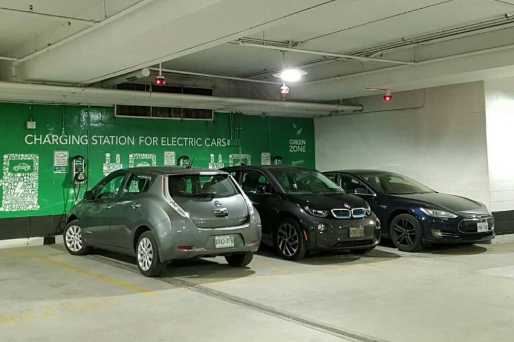 https://autogreeknews.gr/wp-content/uploads/2021/04/electric-cars-banned-from-underground-parking.jpg
