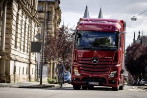 mercedes-benz-trucks-extends-sideguard-assist-feat