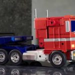 transforming-optimus-prime-by-robosen 3