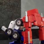 transforming-optimus-prime-by-robosen 4