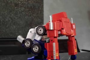 transforming-optimus-prime-by-robosen 4