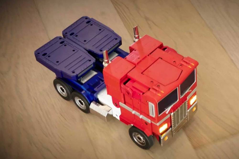 https://autogreeknews.gr/wp-content/uploads/2021/04/transforming-optimus-prime-by-robosen-5.jpg