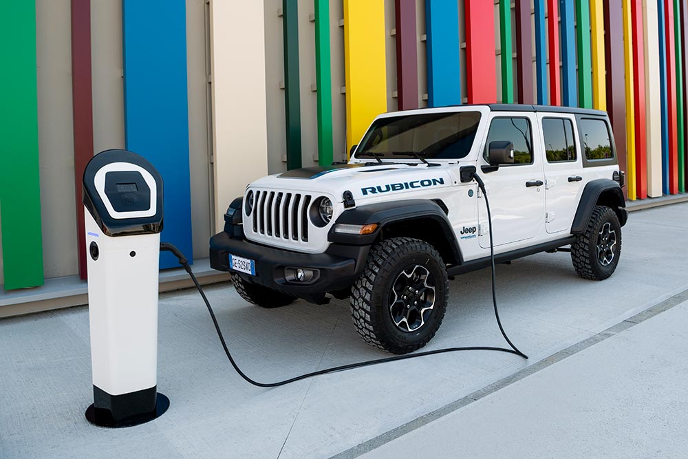 https://autogreeknews.gr/wp-content/uploads/2021/05/Jeep-Wrangler-4xe-4.jpg