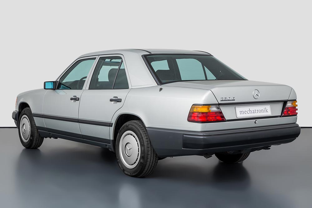 https://autogreeknews.gr/wp-content/uploads/2021/05/MERCEDES-BENZ-W124-230E-4.jpg