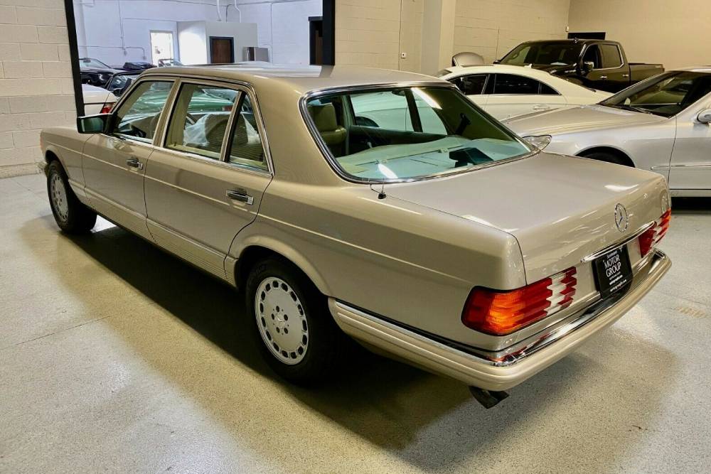 https://autogreeknews.gr/wp-content/uploads/2021/05/Mercedes-W126-4.jpg