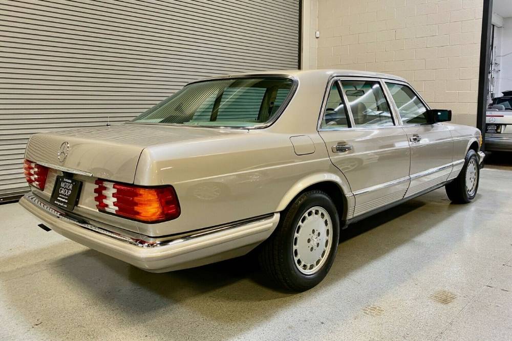 https://autogreeknews.gr/wp-content/uploads/2021/05/Mercedes-W126-6.jpg