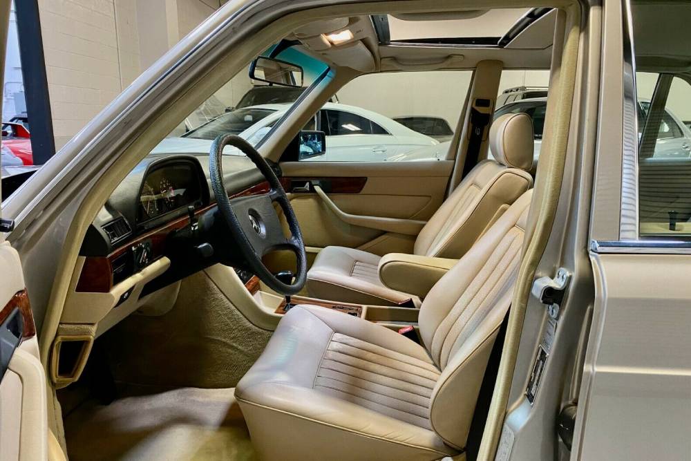 https://autogreeknews.gr/wp-content/uploads/2021/05/Mercedes-W126-9.jpg