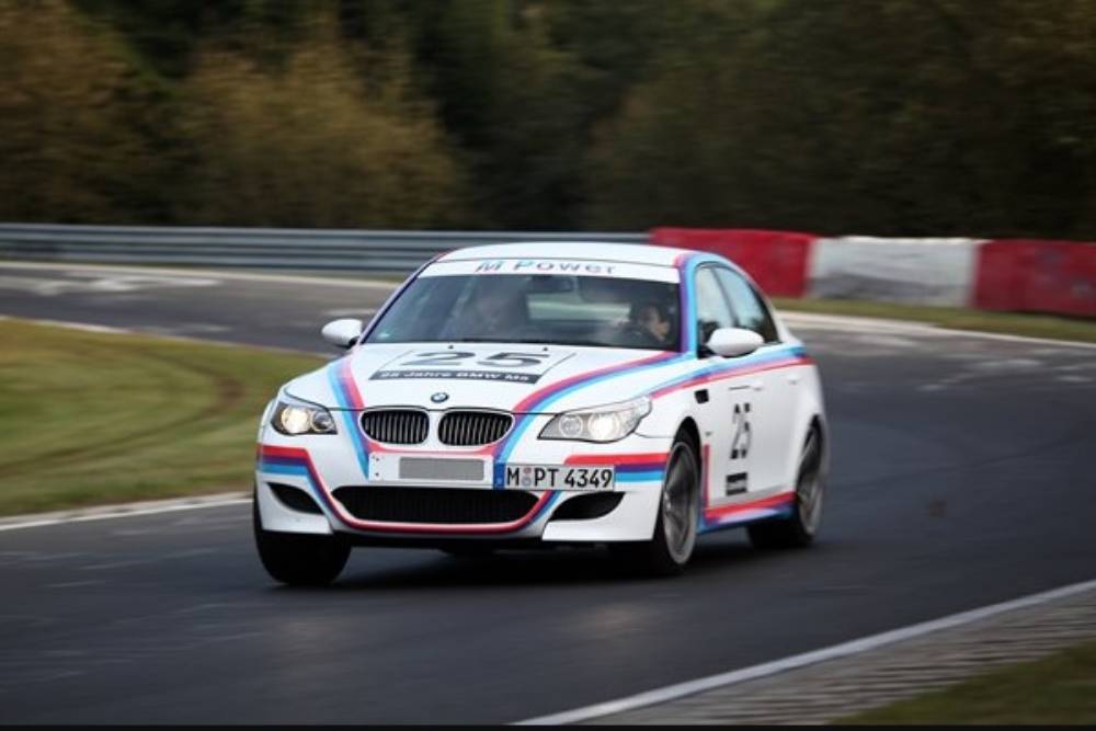 https://autogreeknews.gr/wp-content/uploads/2021/05/bmw-m5-csl-3.jpg