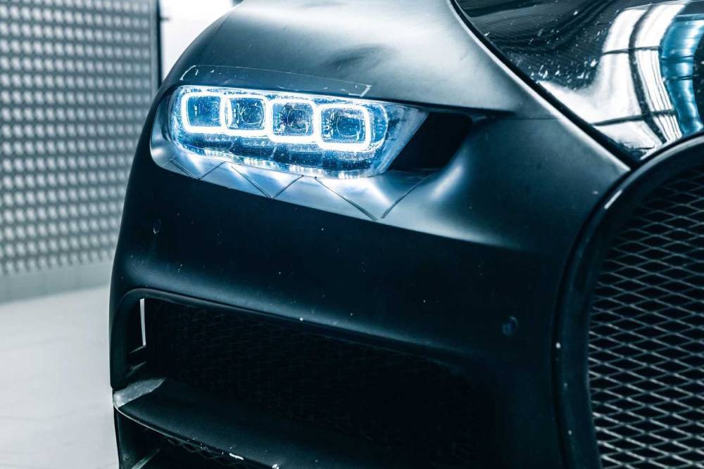 https://autogreeknews.gr/wp-content/uploads/2021/05/bugatti-chiron-prototype-headlight-testing.jpg