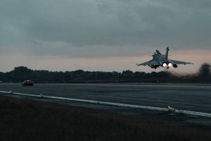 bugatti-chiron-pur-sport-meets-dassault-rafale-mar 10