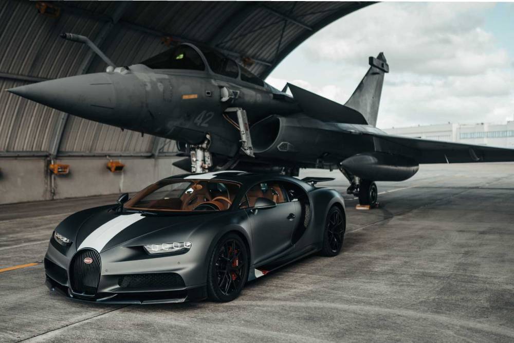 https://autogreeknews.gr/wp-content/uploads/2021/05/bugatti-chiron-pur-sport-meets-dassault-rafale-mar-2.jpg