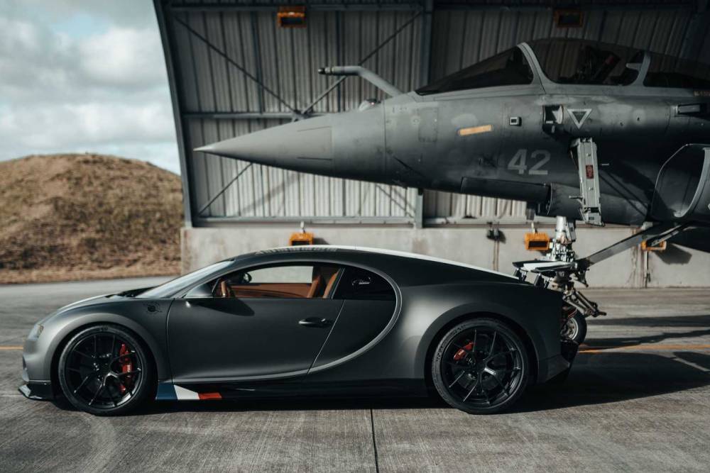 https://autogreeknews.gr/wp-content/uploads/2021/05/bugatti-chiron-pur-sport-meets-dassault-rafale-mar-3.jpg