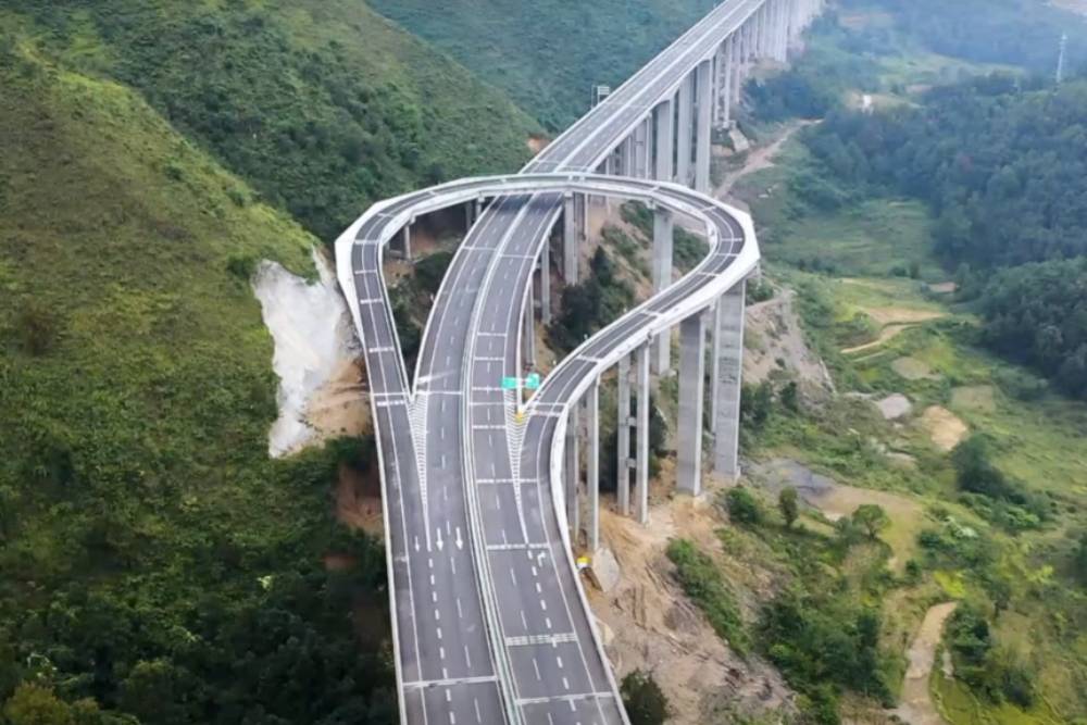 https://autogreeknews.gr/wp-content/uploads/2021/05/guizhou-aerial-highway.jpg
