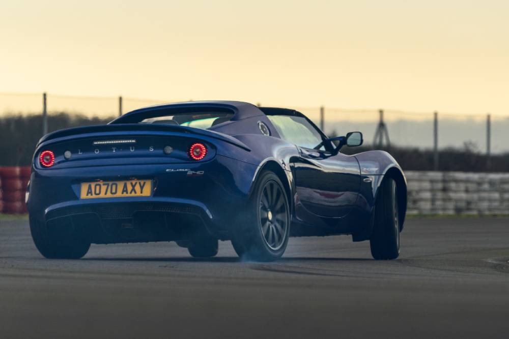 Η Lotus πουλάει την πλατφόρμα της Elise