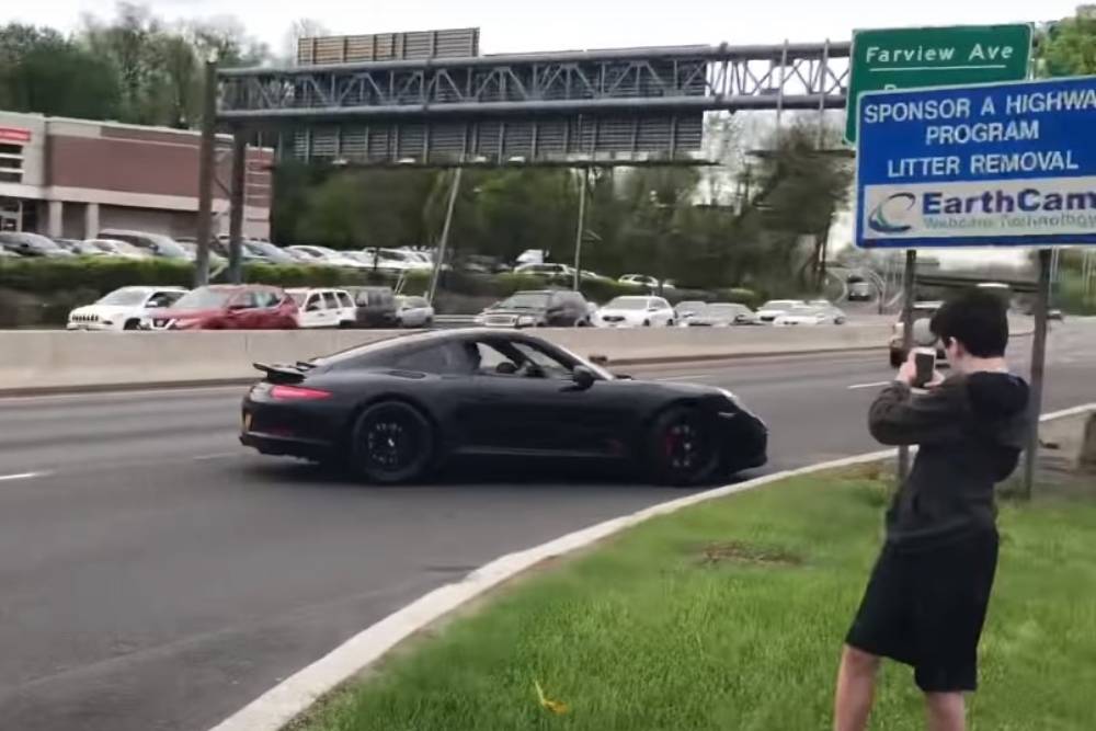https://autogreeknews.gr/wp-content/uploads/2021/05/porsche-911-burnout-fail.jpg