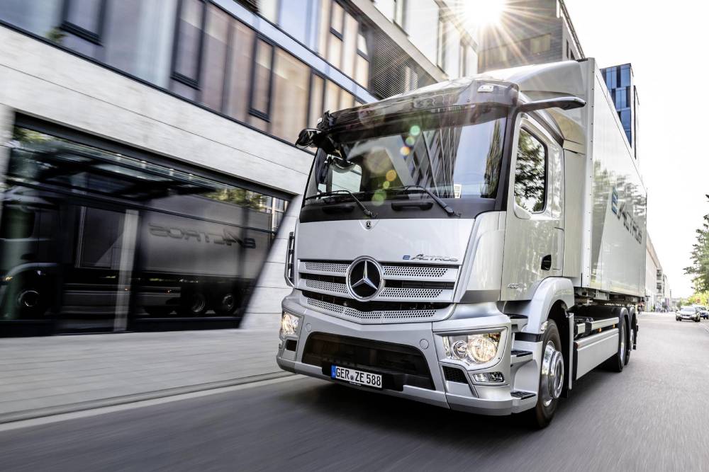 https://autogreeknews.gr/wp-content/uploads/2021/06/2022-Mercedes-Benz-eActros-2.jpg