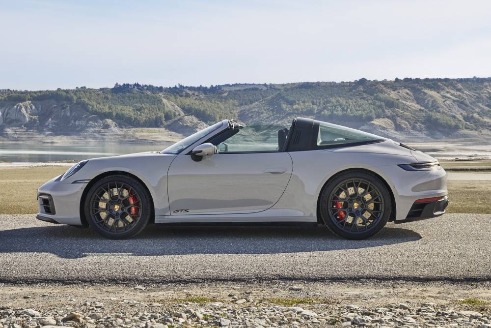 https://autogreeknews.gr/wp-content/uploads/2021/06/2022-Porsche-911-GTS-10.jpg