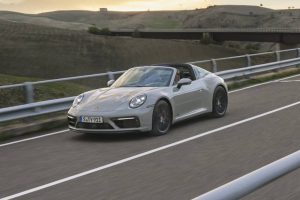 2022-Porsche-911-GTS-18