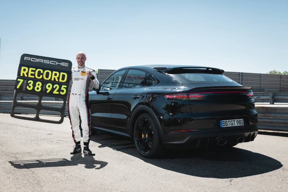 https://autogreeknews.gr/wp-content/uploads/2021/06/2022-Porsche-Cayenne-Turbo-Hot-Record-1.jpg