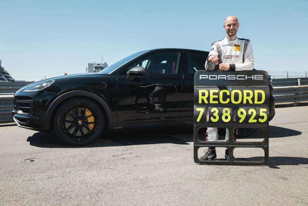 https://autogreeknews.gr/wp-content/uploads/2021/06/2022-Porsche-Cayenne-Turbo-Hot-Record-2.jpg