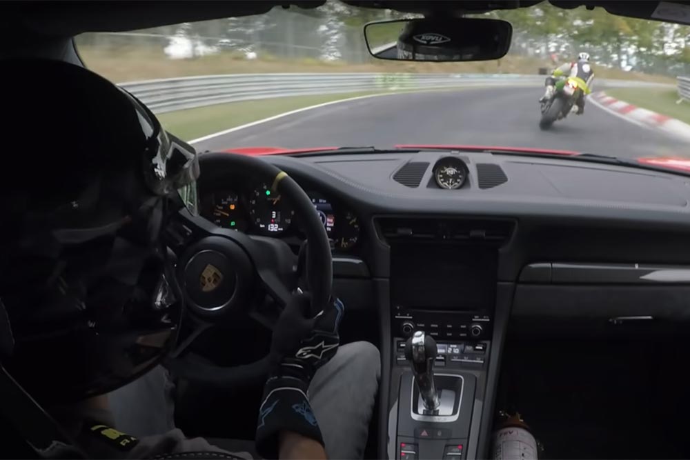 Porsche 911 GT3 vs Kawasaki ZX-10R στο ‘Ring (+video)