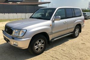 Toyota-Land-Cruiser-100-(1)