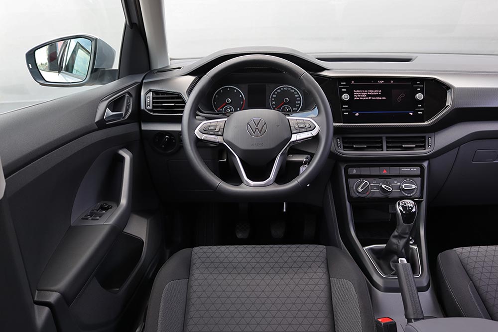 https://autogreeknews.gr/wp-content/uploads/2021/06/VW-T-Cross-1.0-TSI-95-PS-interior-2.jpg