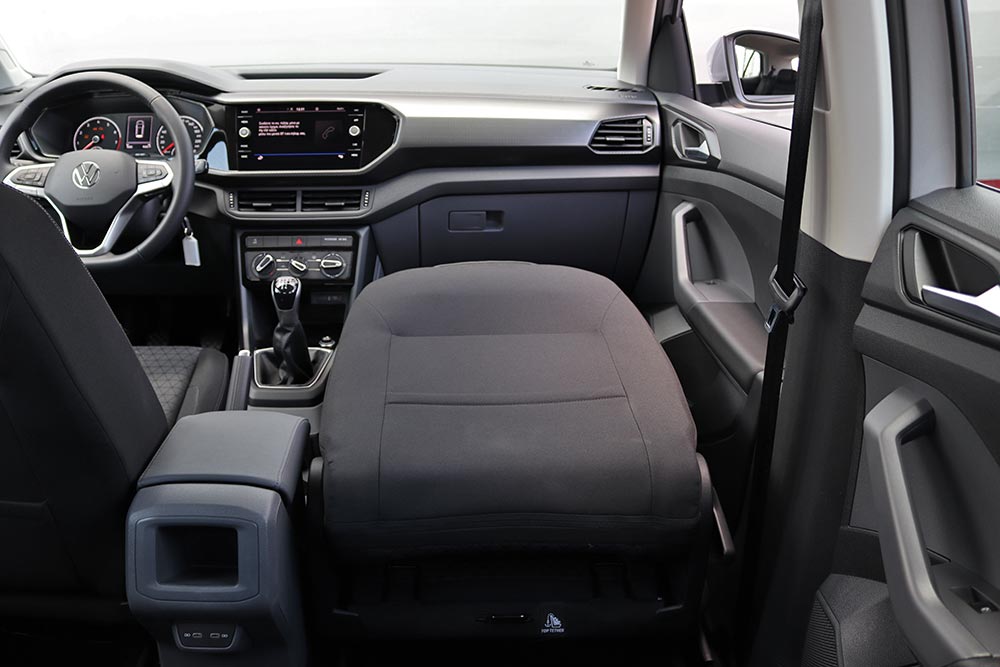https://autogreeknews.gr/wp-content/uploads/2021/06/VW-T-Cross-1.0-TSI-95-PS-interior-4.jpg