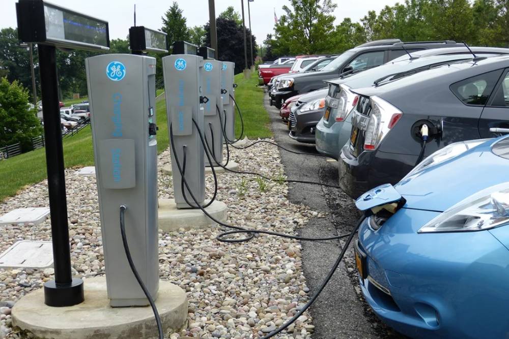https://autogreeknews.gr/wp-content/uploads/2021/06/electric-cars-charging.jpg