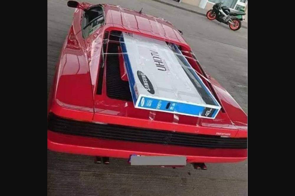 Η πιο ιερόσυλη μεταφορά TV με Ferrari Testarossa