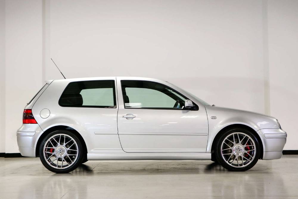 https://autogreeknews.gr/wp-content/uploads/2021/07/2002-VW-Golf-GTI-25th-Anniversary-Edition-8-Mile-2.jpg