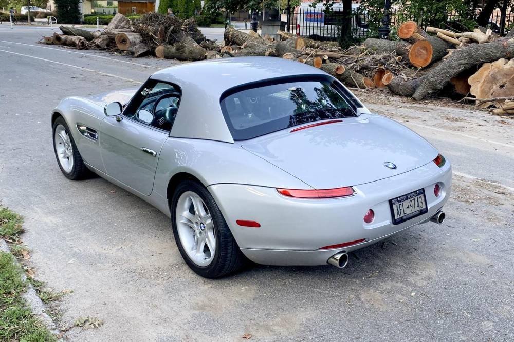 https://autogreeknews.gr/wp-content/uploads/2021/07/2002-bmw-z8-with-under-10000-miles-for-sale-10.jpg