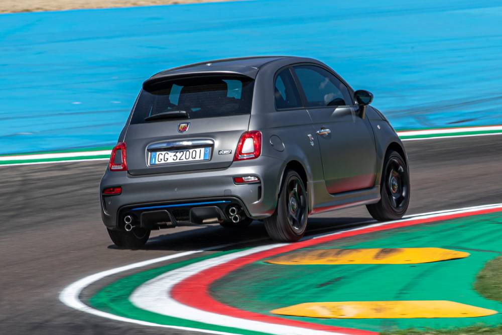 https://autogreeknews.gr/wp-content/uploads/2021/07/2022-Abarth-F595-17.jpg