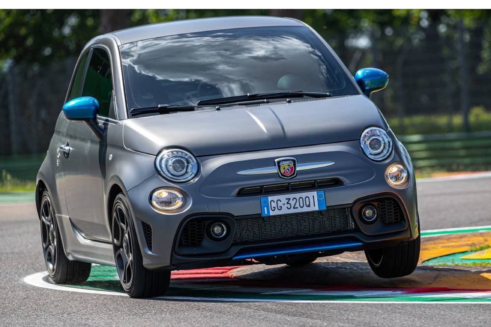 https://autogreeknews.gr/wp-content/uploads/2021/07/2022-Abarth-F595-6.jpg