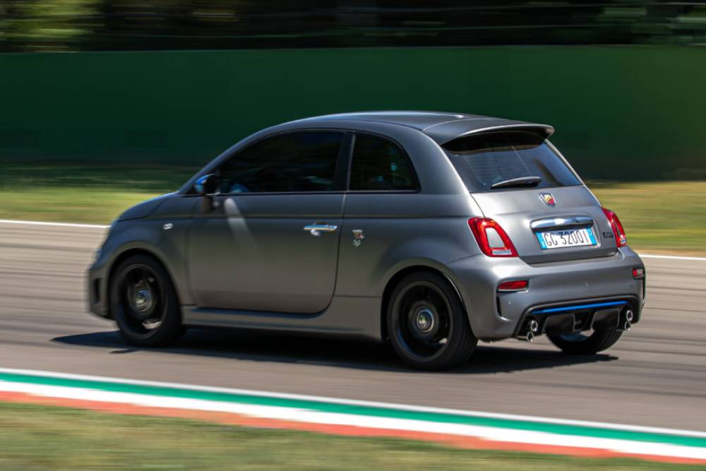 https://autogreeknews.gr/wp-content/uploads/2021/07/2022-Abarth-F595-7.jpg