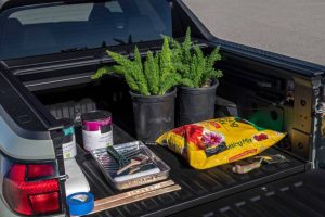 2022-hyundai-santa-cruz-bed-load-with-gardening-ge